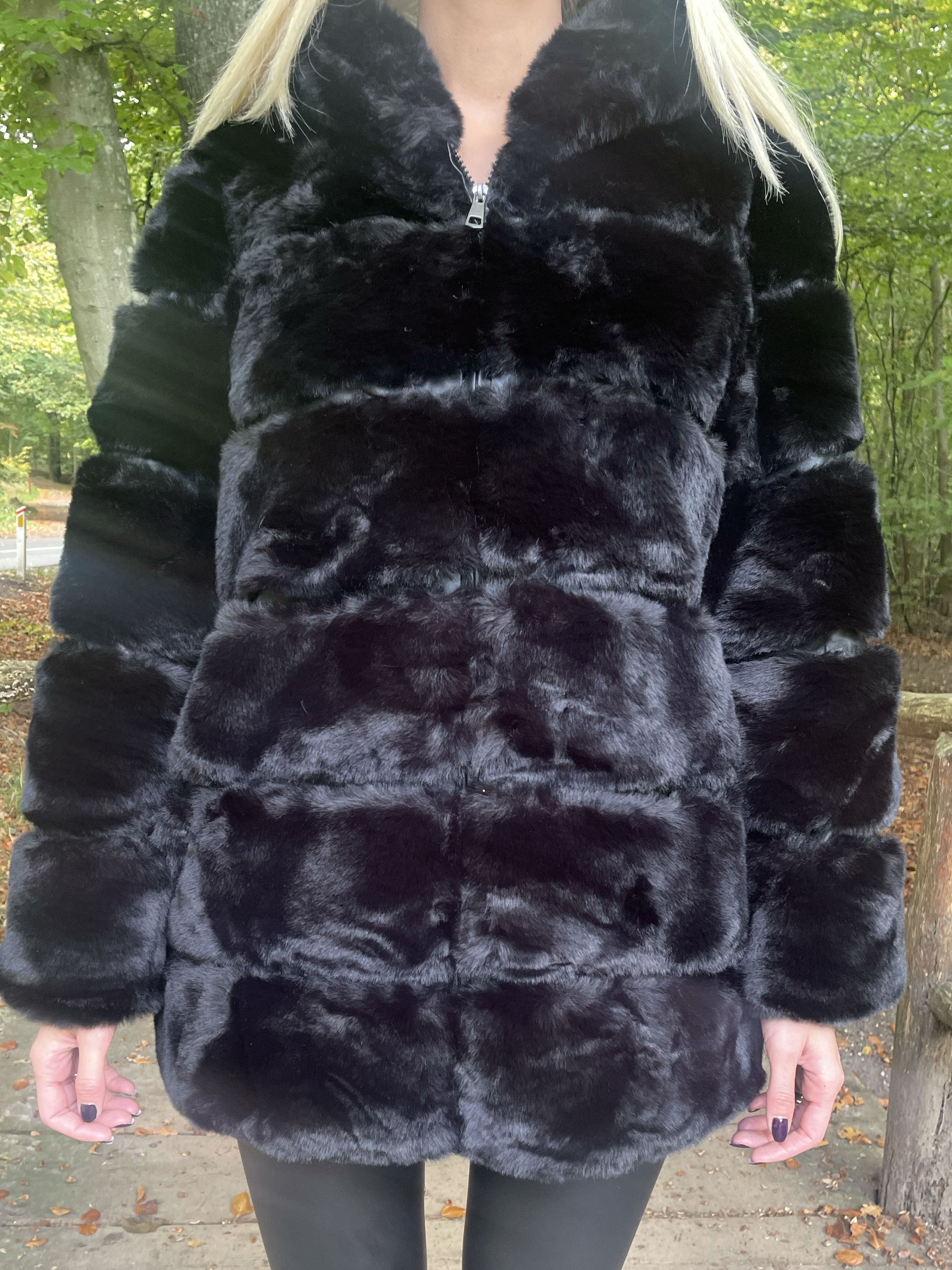 Haley Short - Snygg pälsjacka med luva i falsk päls